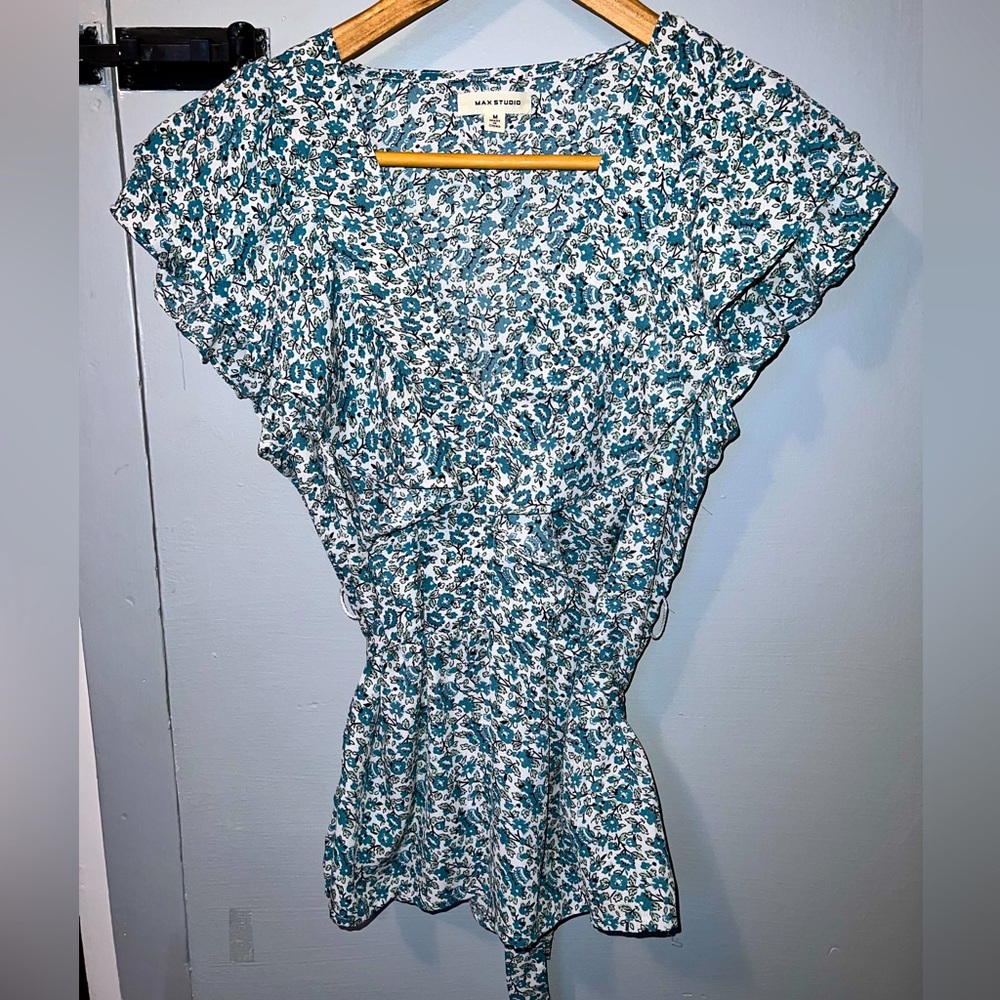 Nwot Max Studio blouse ties back V-neck goes great with jeans! Never worn